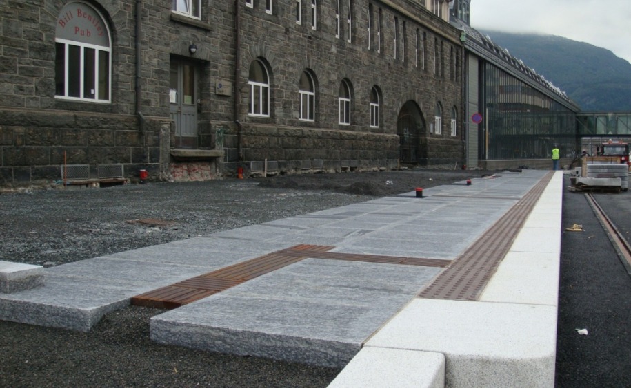 Heller og kantstein av granitt, Bergen